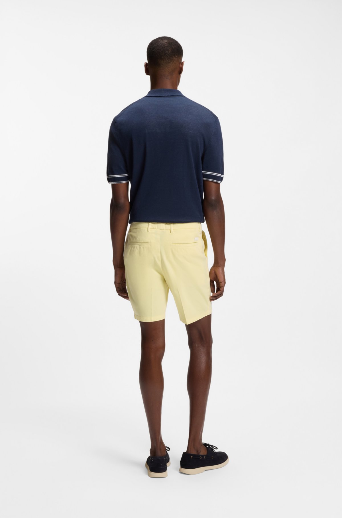Pantalones cortos de corte moderno en tejido de algodón elástico