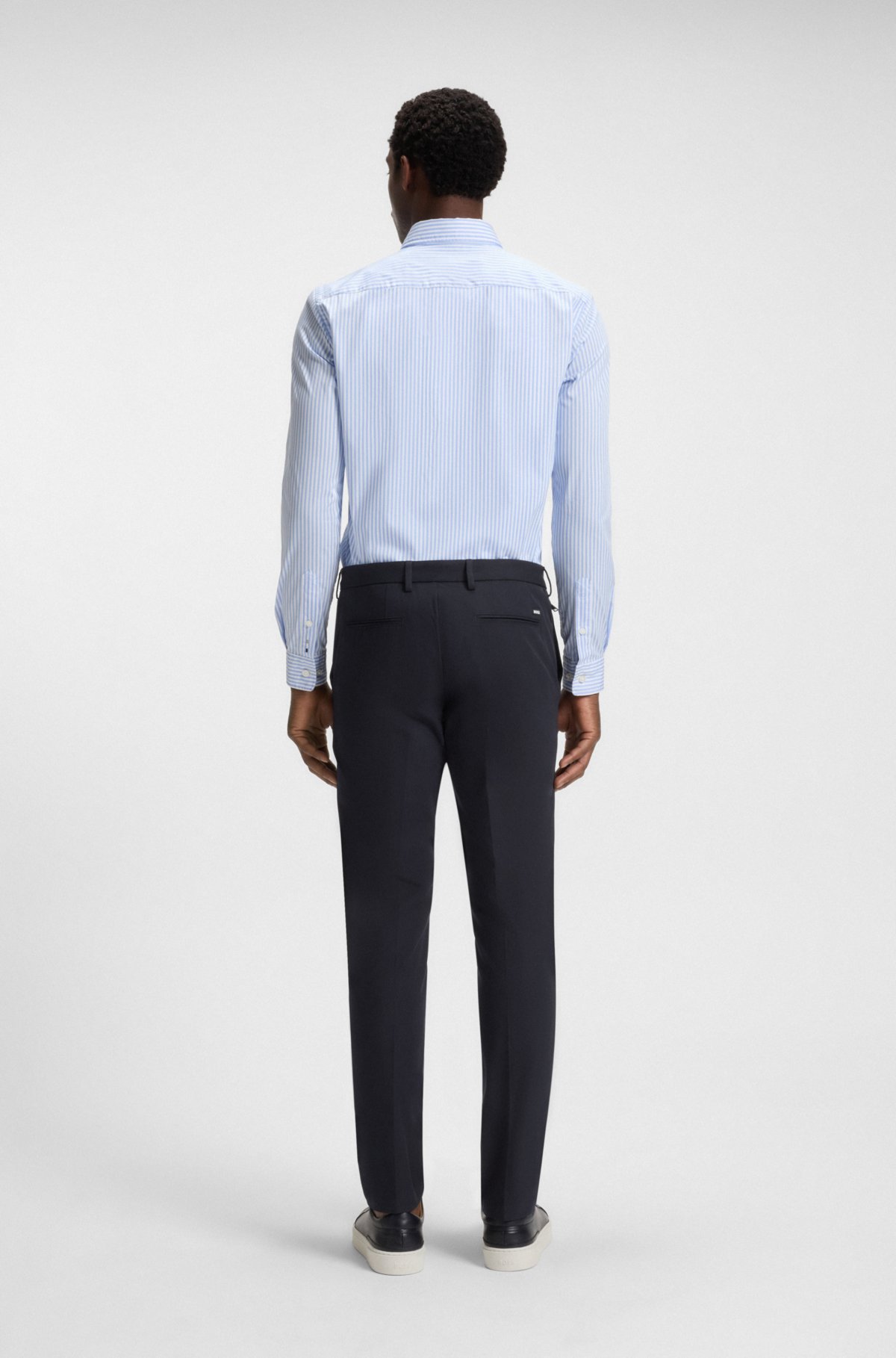 Pantalones entubados de algodón elástico