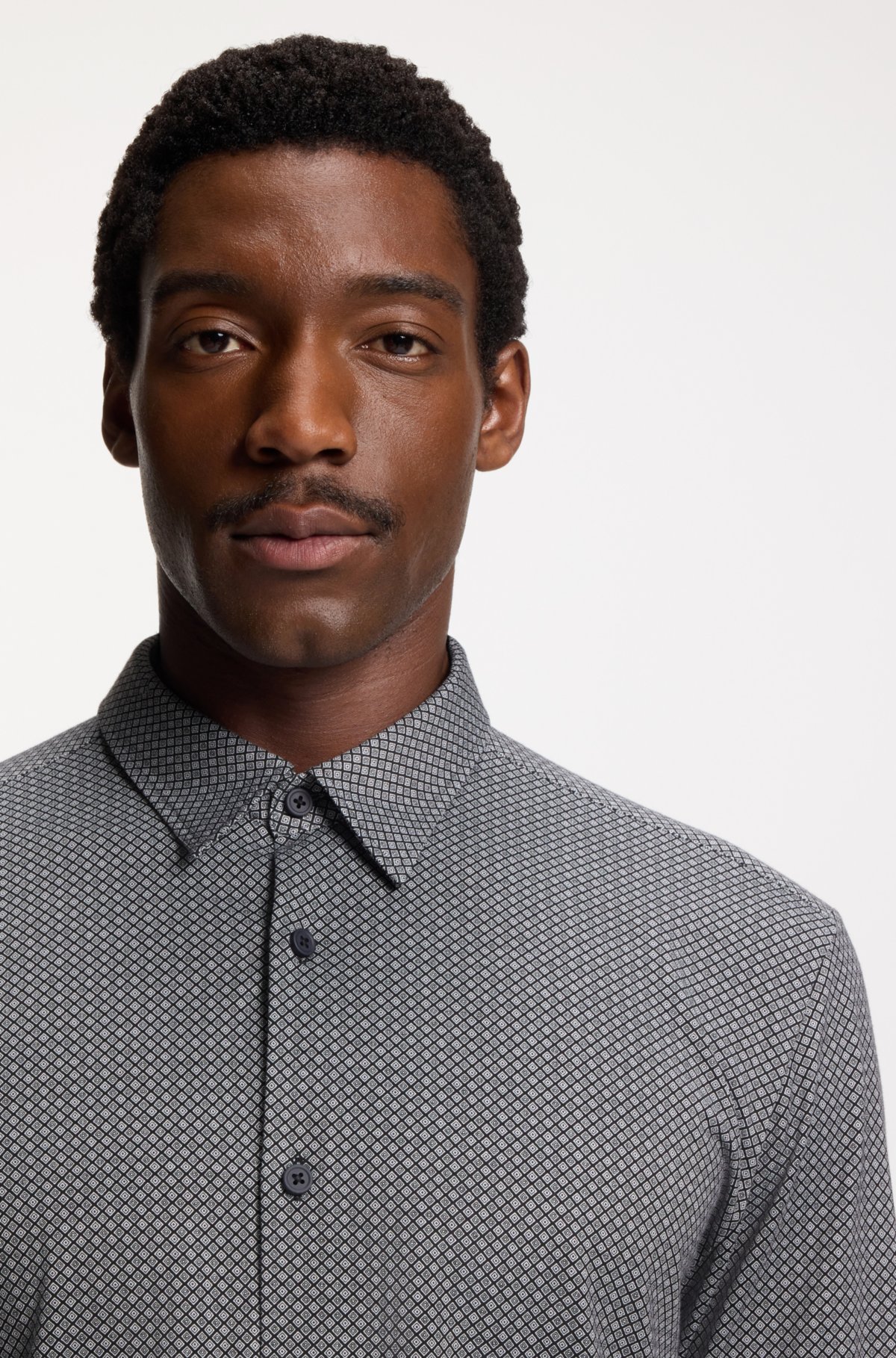 Camisa entallada estampada en tejido flex-weave