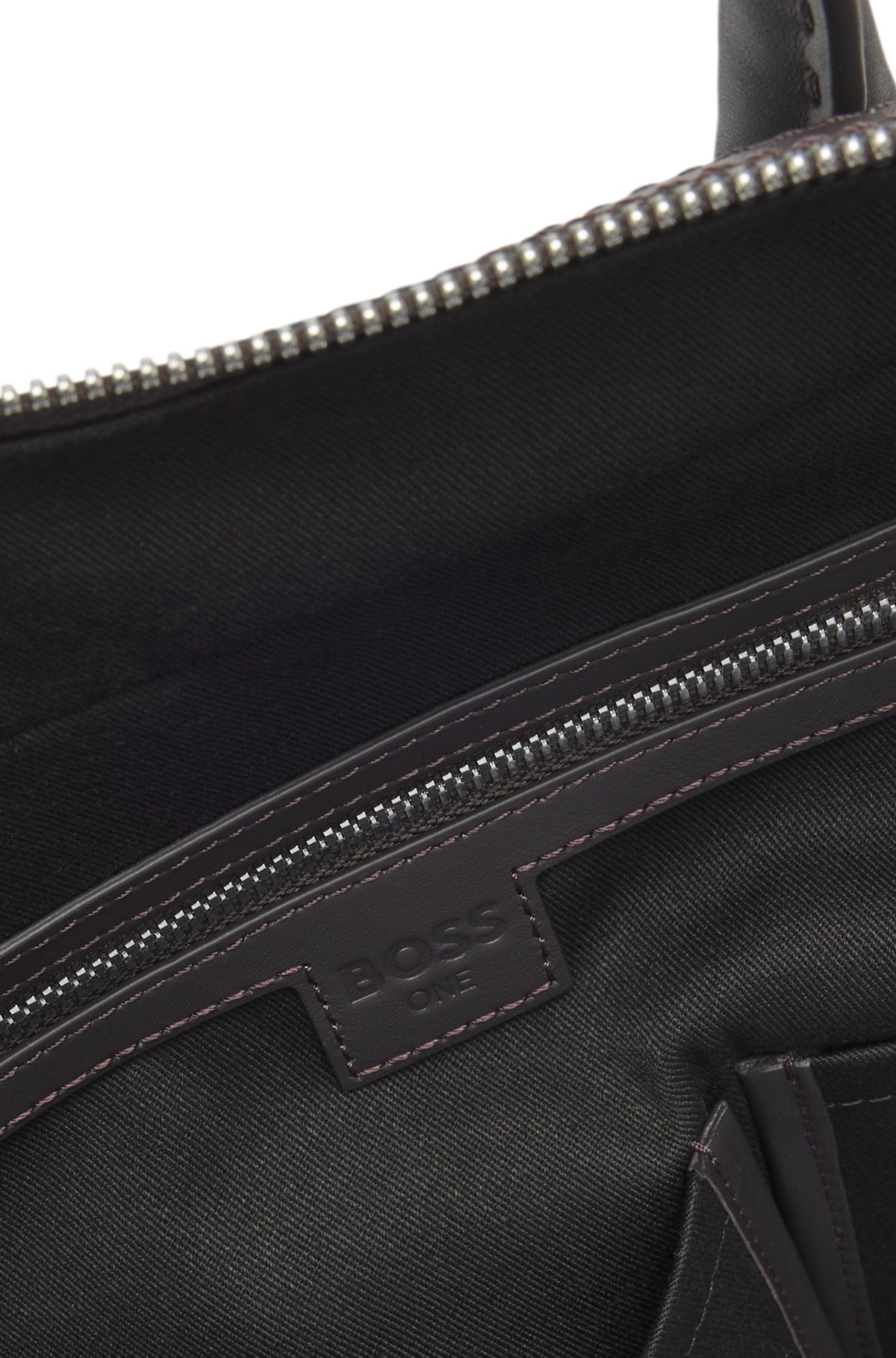 Bolsa de cuero tejido con logotipo en tono plata