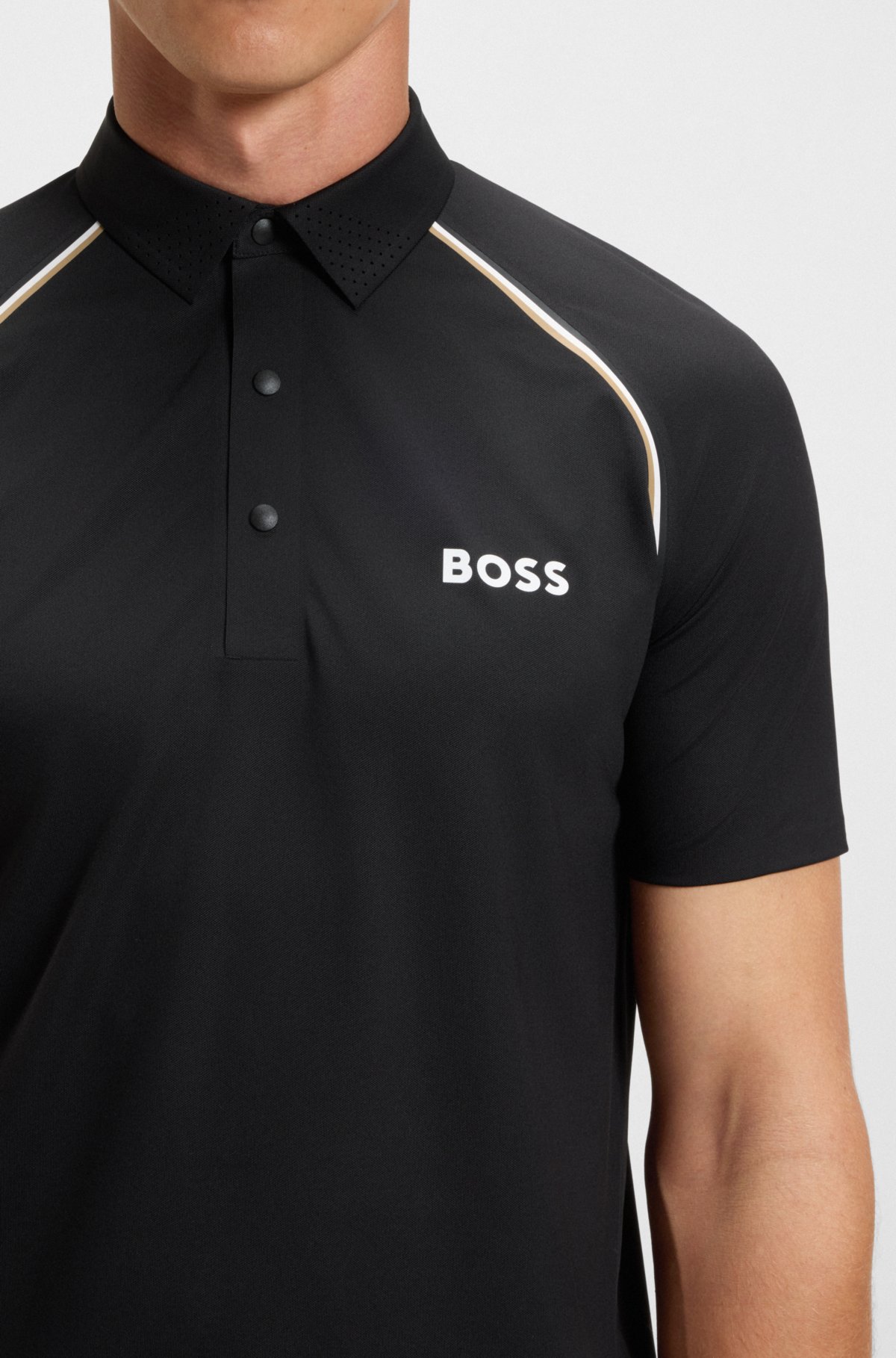 Camiseta polo con rayas características y control de olores