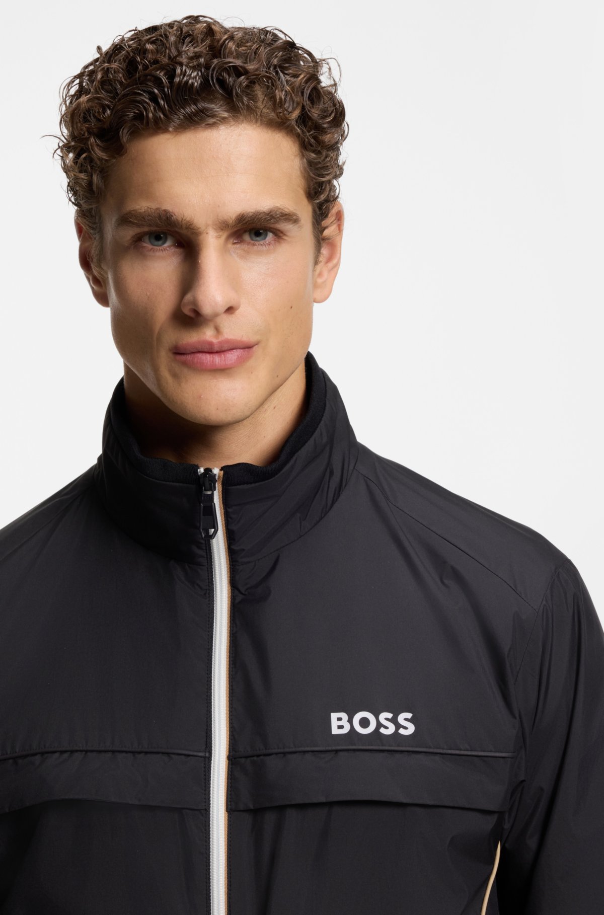 Chaqueta con refuerzos de contraste y acabado repelente al agua