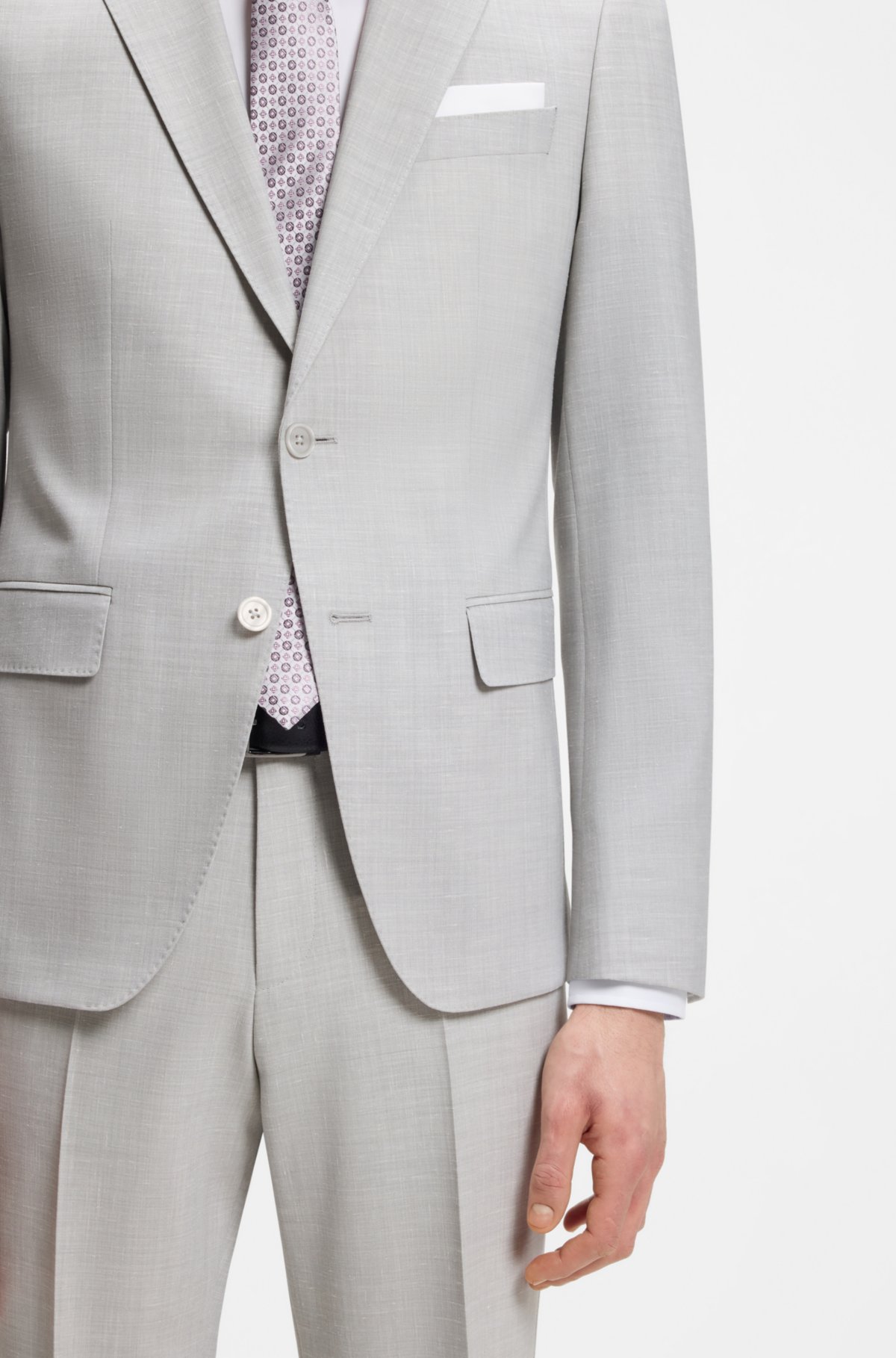 Traje de dos piezas con ajuste entallado en tela con microestampado